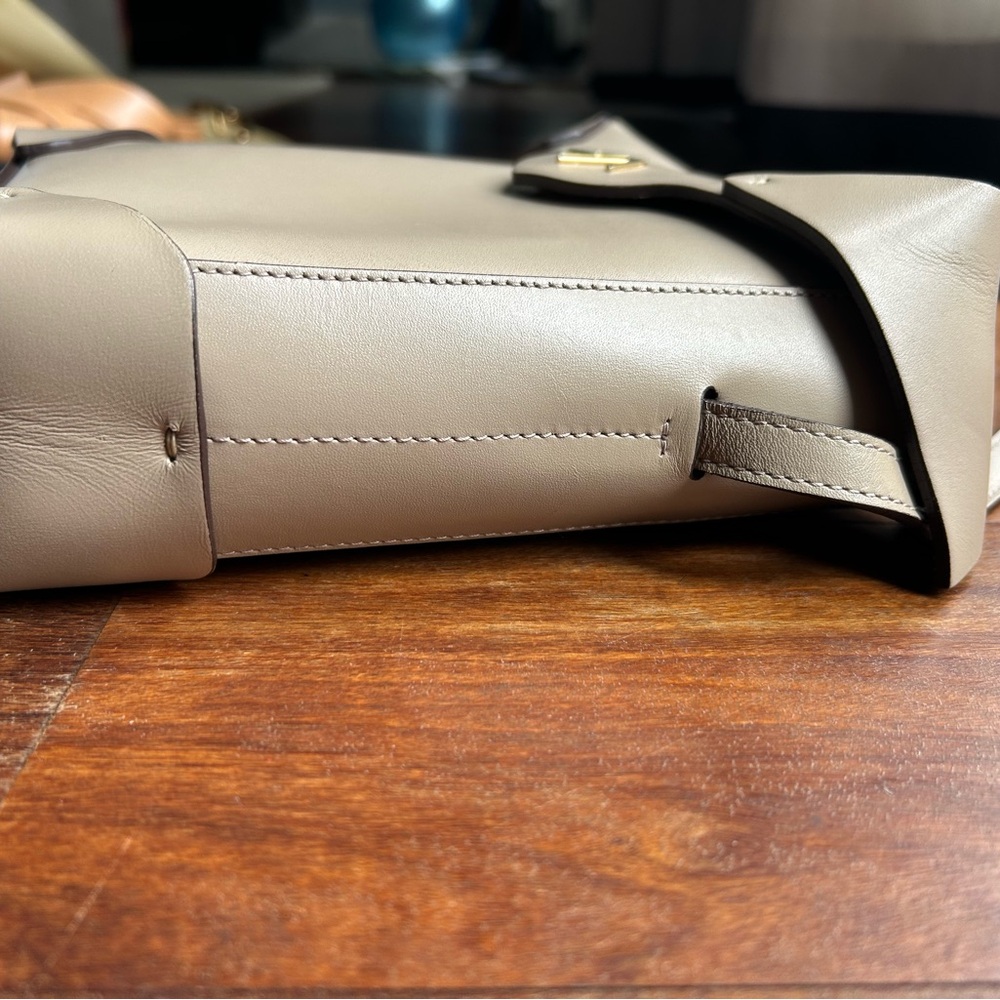 Manu Atelier Elegant Leather Designer Crossbody Bag in Cream - Picture 8 of 14